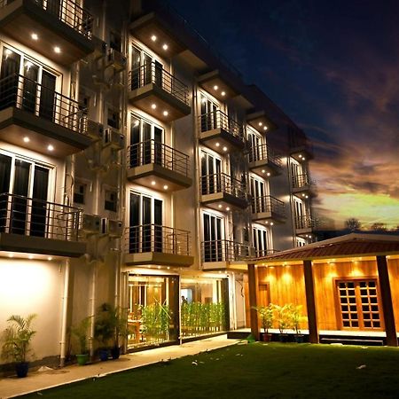 Blue Waves Hotel Tajpur 外观 照片