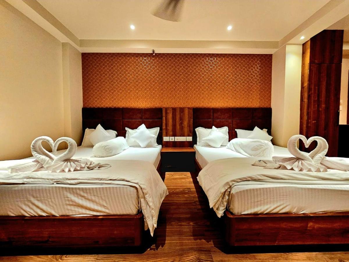 Blue Waves Hotel Tajpur 外观 照片