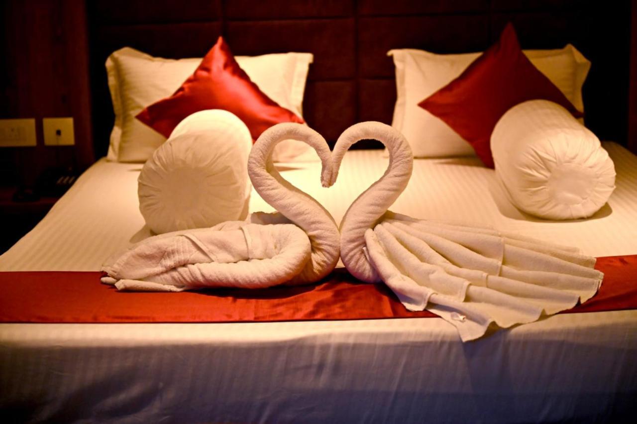 Blue Waves Hotel Tajpur 外观 照片