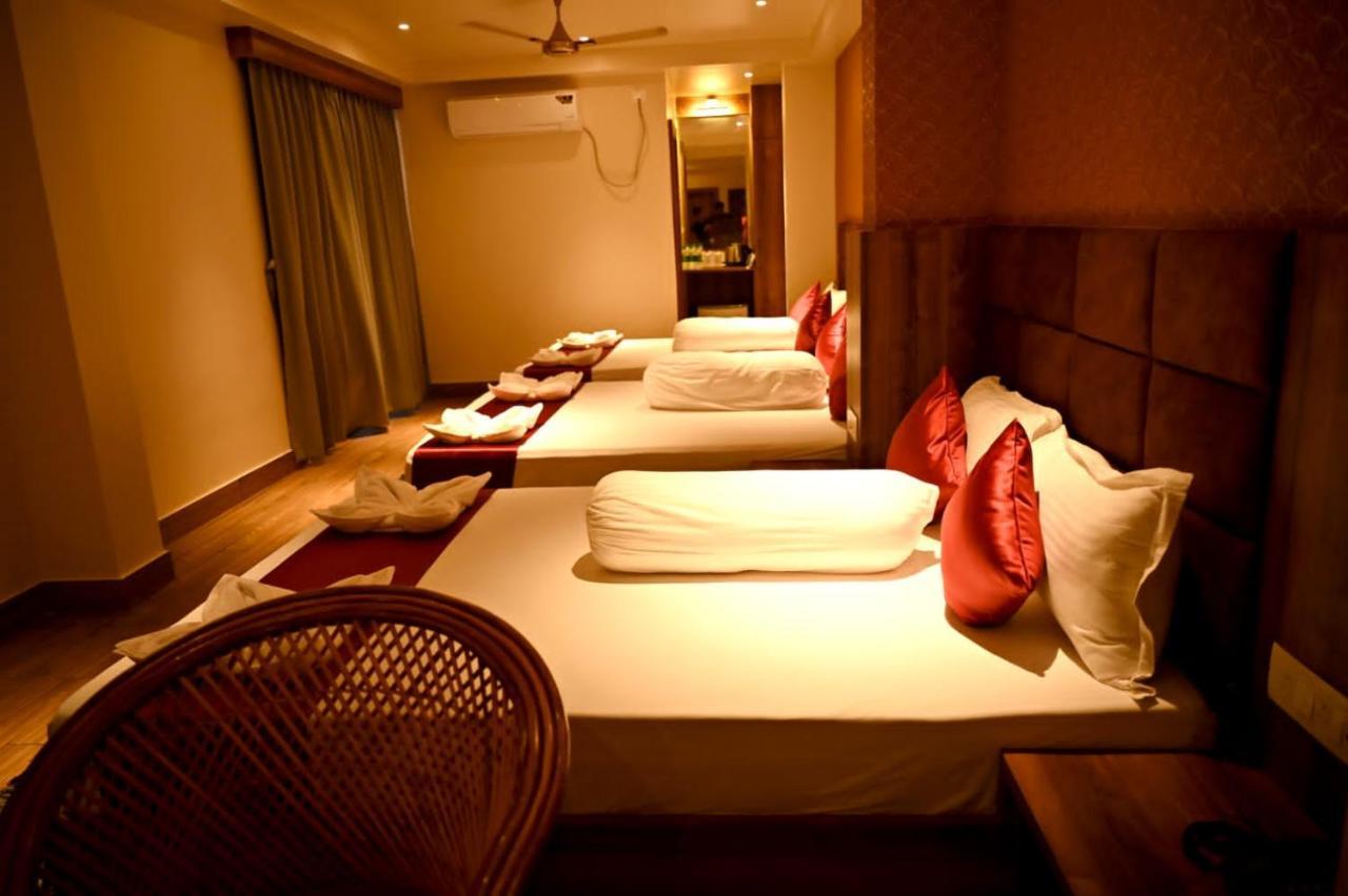 Blue Waves Hotel Tajpur 外观 照片