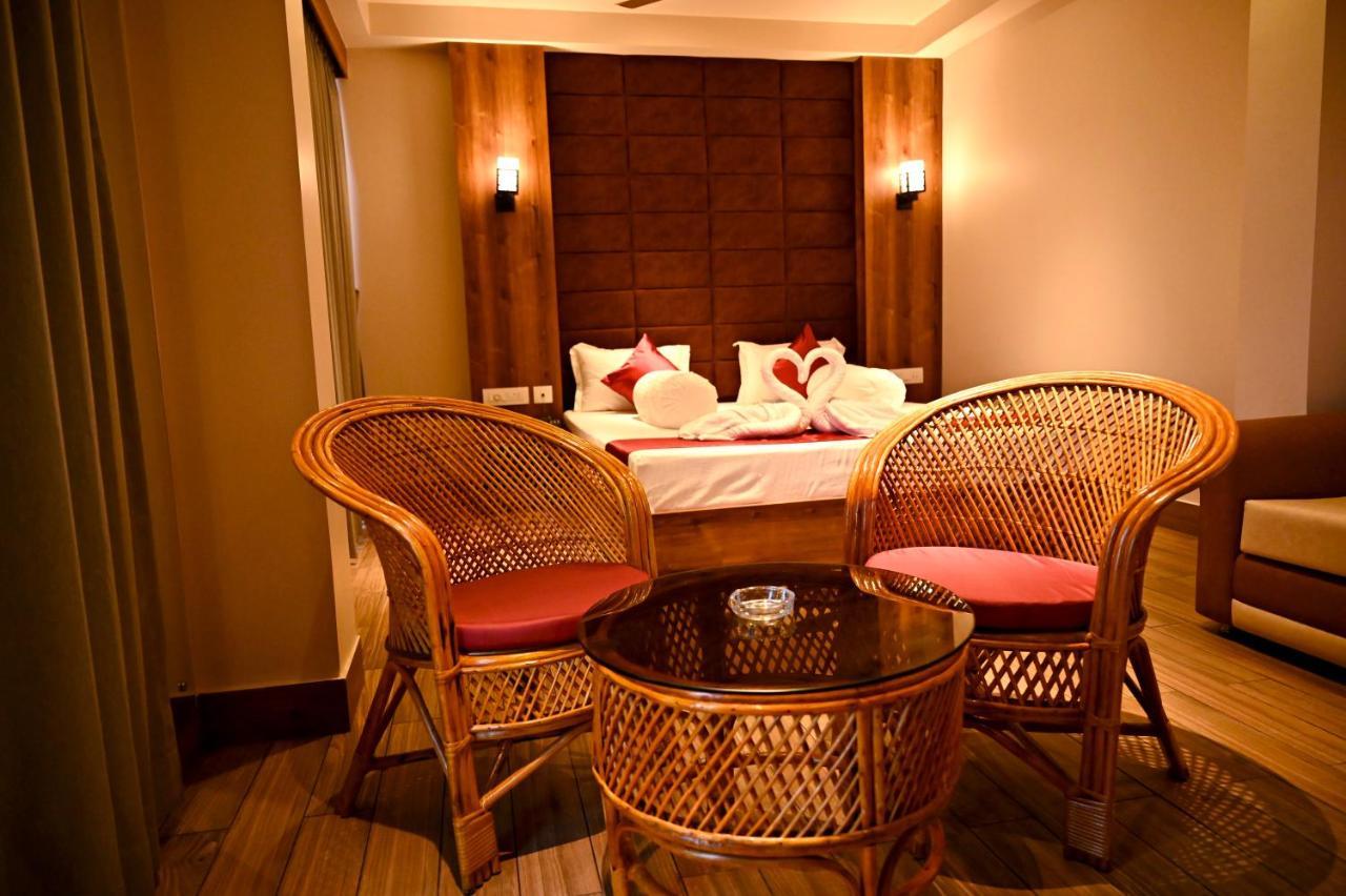 Blue Waves Hotel Tajpur 外观 照片