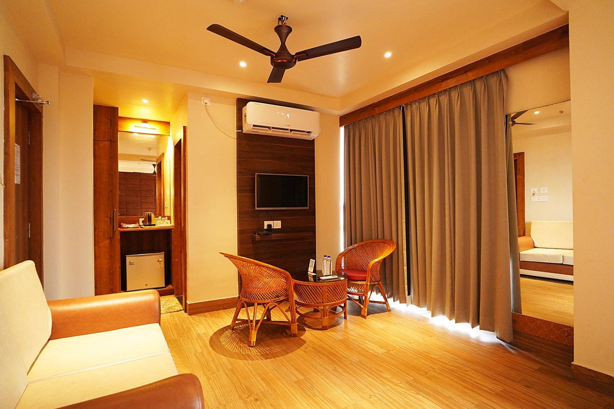 Blue Waves Hotel Tajpur 外观 照片