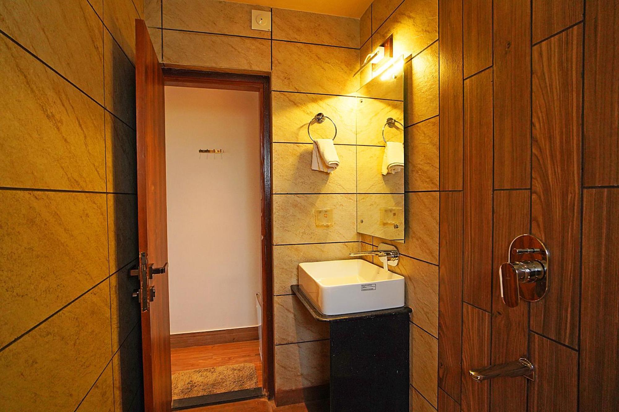 Blue Waves Hotel Tajpur 外观 照片